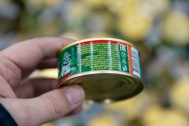 На банке с икрой каждая буква имеет значение | Источник: Максим Серков / NGS42.RU