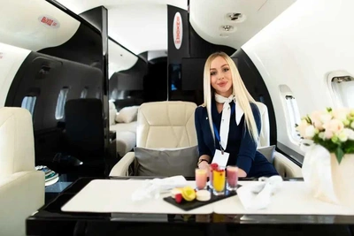 Стюардесса бизнес-авиации прошла в полуфинал конкурса