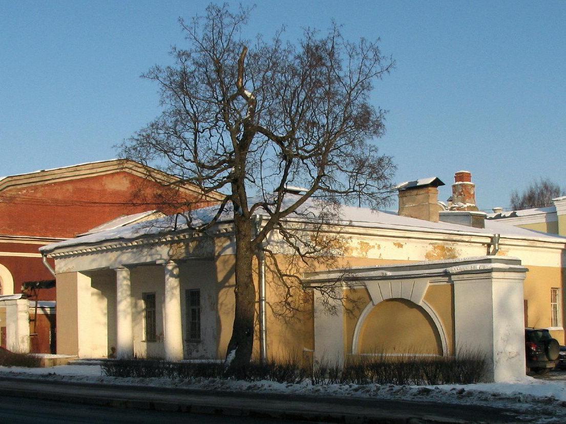 Гауптвахту Уланского полка в Петергофе продадут