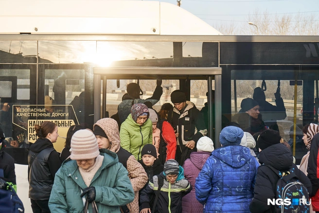 Корреспонденты НГС ждали автобус в час пик больше получаса | Источник: Александр Ощепков / NGS.RU
