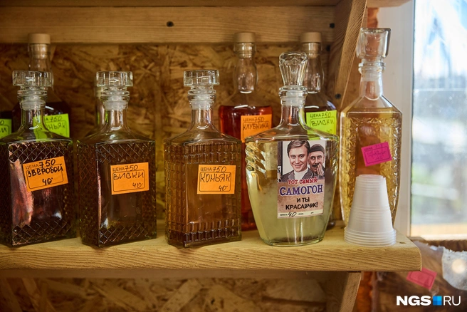 В некоторых магазинах можно найти и крепкий домашний алкоголь. Продавцы уверяют, что поставщики проверенные, и продукт качественный | Источник: Александр Ощепков / NGS.ru