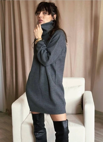 Золотые акценты смотрятся выигрышно | Источник: ylianaisaenko / instagram.com*
