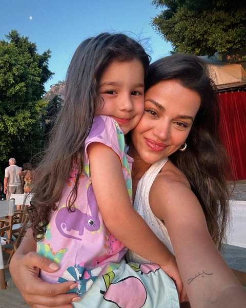 Селин Ягджыоглу с дочкой | Источник: @selinyagcioglu