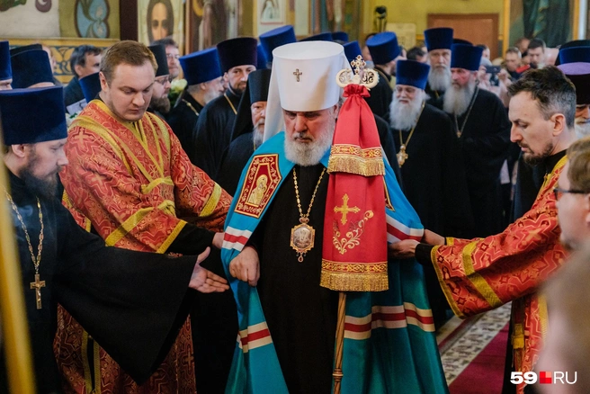 В начале церемонии митрополит появляется в традиционном облачении | Источник: Тимофей Калмаков