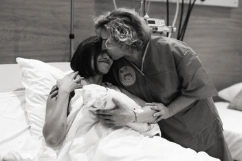 В родительной палате с девушкой Тимати была мама исполнителя | Источник: Симона Черноморская / ВКонтакте