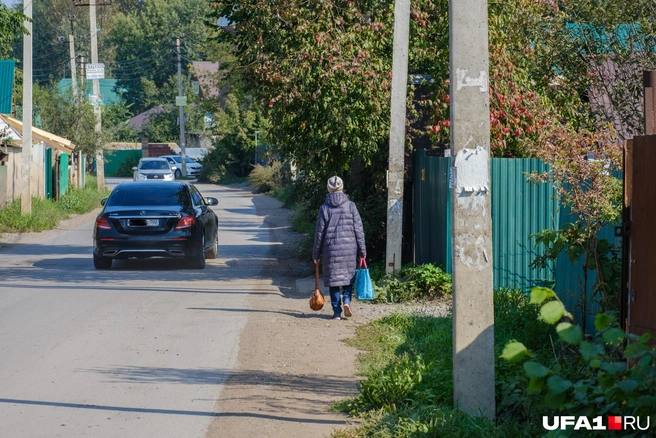 Местная жительница идет в сторону трассы | Источник: Булат Салихов / UFA1.RU
