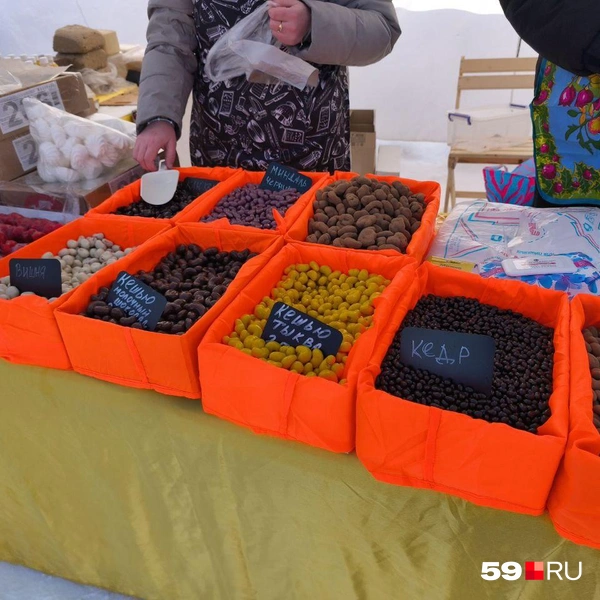 У продавцов можно было купить разные сухофрукты и орехи | Источник: Анастасия Селиверстова / 59.RU