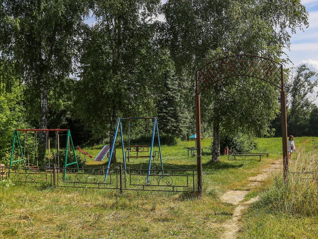 Позади скульптуры расположены детская площадка и болото | Источник: Наталья Бурухина / NN.RU