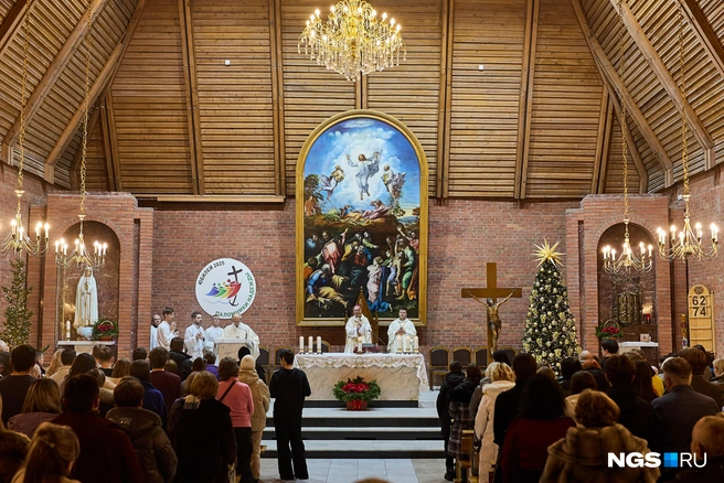 В католическом соборе также стоит праздничная ель — она символизирует райское древо | Источник: Александр Ощепков / NGS.RU