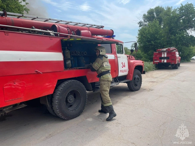 Пожар тушило почти 20 сотрудников МЧС | Источник: пресс-служба МЧС по Алтайскому краю