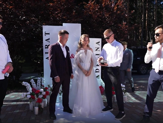 Друзья жениха поддержали его в тематических образах | Источник: weddings.friday.ru