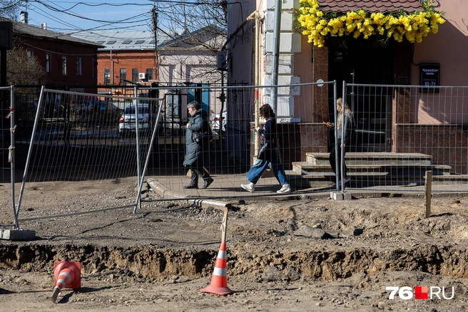Пешеходы здесь пройти пока ещё могут  | Источник: Евгений Кудрявцев / 76.RU 