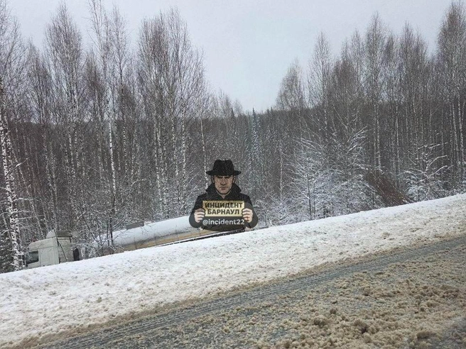 Грузовики слетели с дороги на границе Алтая и Кузбасса | Источник: Telegram-канал «Инцидент Барнаул»