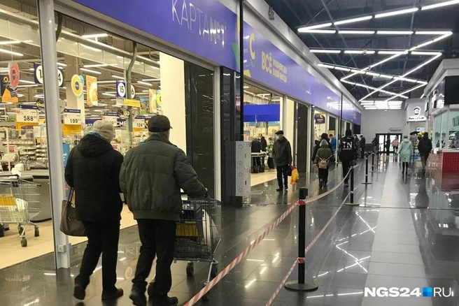 Вдоль гипермаркета есть сигнальная лента, но для кого она — непонятно | Источник: Татьяна Стриганова / NGS24.RU