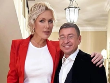 Утирает слезы под молитвы священника: Наталья Рагозина посетила могилу мужа в день его рождения