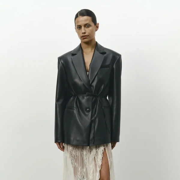 Кружевное платье с разрезом&nbsp;— 6500 рублей, отлично смотрится с грубым кожаным жакетом, очень стильный контраст (модницы, берите на заметку) | Источник: annemore / Wildberries.ru 