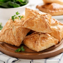 Сытный ланч для школьника: слоеные конвертики с курицей и картофелем