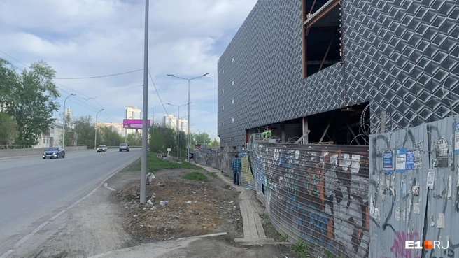 Здесь будет обустроен съезд (дублер основной дороги) к «Золотому» автовокзалу | Источник: Роман Марьяненко / E1.RU