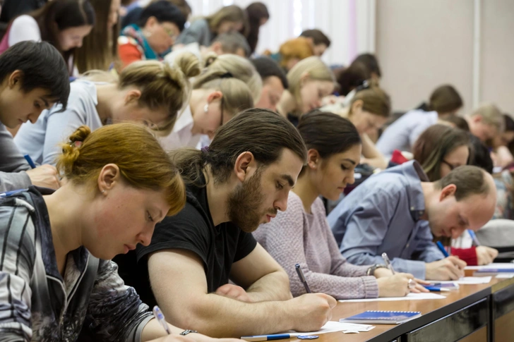 Качественные студенческие работы начали ошибочно определять как тексты ИИ | Источник: Nikolay Vinokurov / Legion Media
