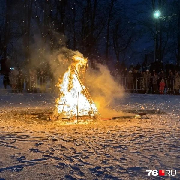 Чучело Масленицы ярко загорелось! | Источник: Ксения Ткаченко / 76.RU