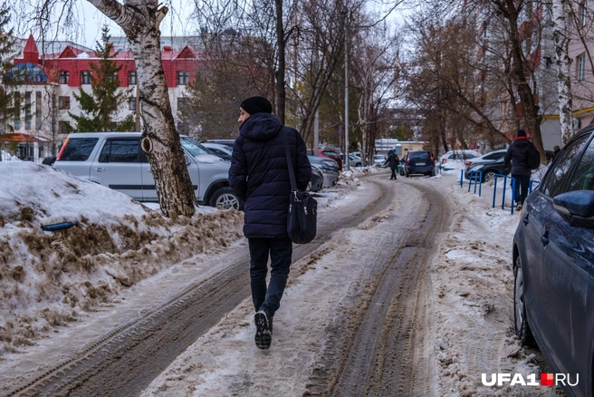 Приходится ходить по проезжей части  | Источник: UFA1.RU / Булат Салихов