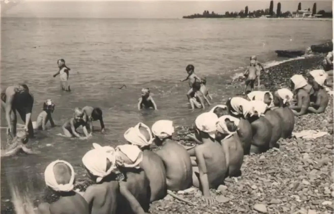 Группа детсада на пляже, 1958–1960 год | Источник: Снимок из серии проекта Лилит Матевосян «Курортное дело»