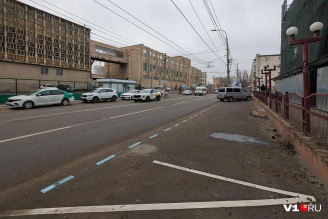Голубая разметка протяженностью в несколько километров невольно заставляет дергаться глаз многих водителей | Источник: Алексей Волхонский / V1.RU