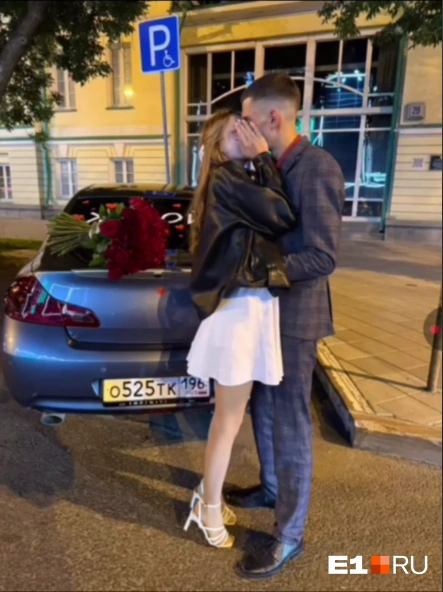 Фото на память. Кстати, авто на заднем плане не внесено в реестр инвалидов, но почему-то занимает место под знаком | Источник: читатель E1.RU
