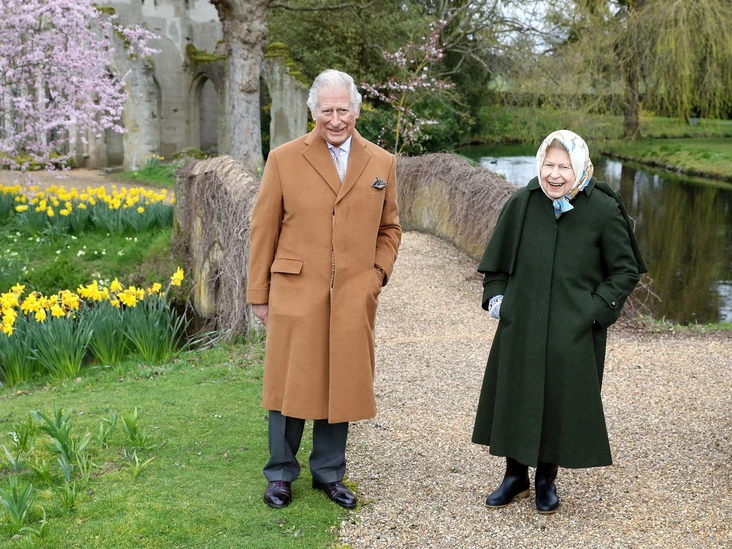 Принц Уэльский и Ее Величество в садах Фрогмора, 23 марта 2021