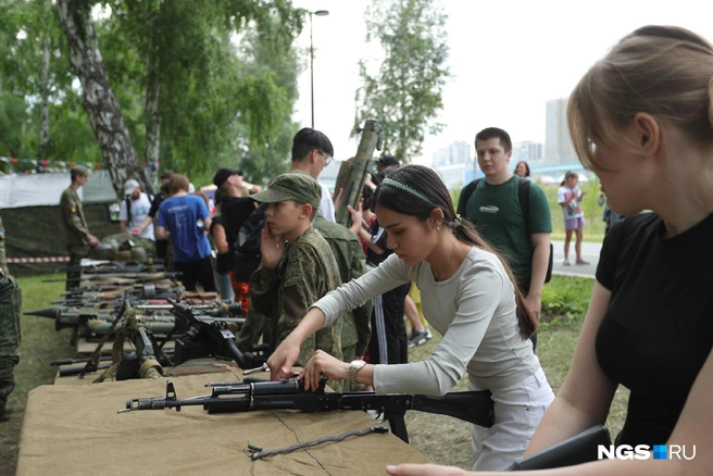 Праздничные мероприятия в парке «Арена» посетили как взрослые, так и дети | Источник: Андрей Бортко/NGS.RU
