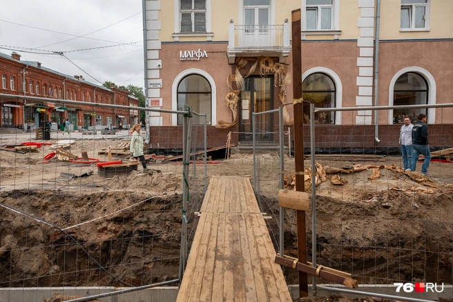 Через глубокую траншею установили временный пешеходный мостик | Источник: Александр Куренной / 76.RU