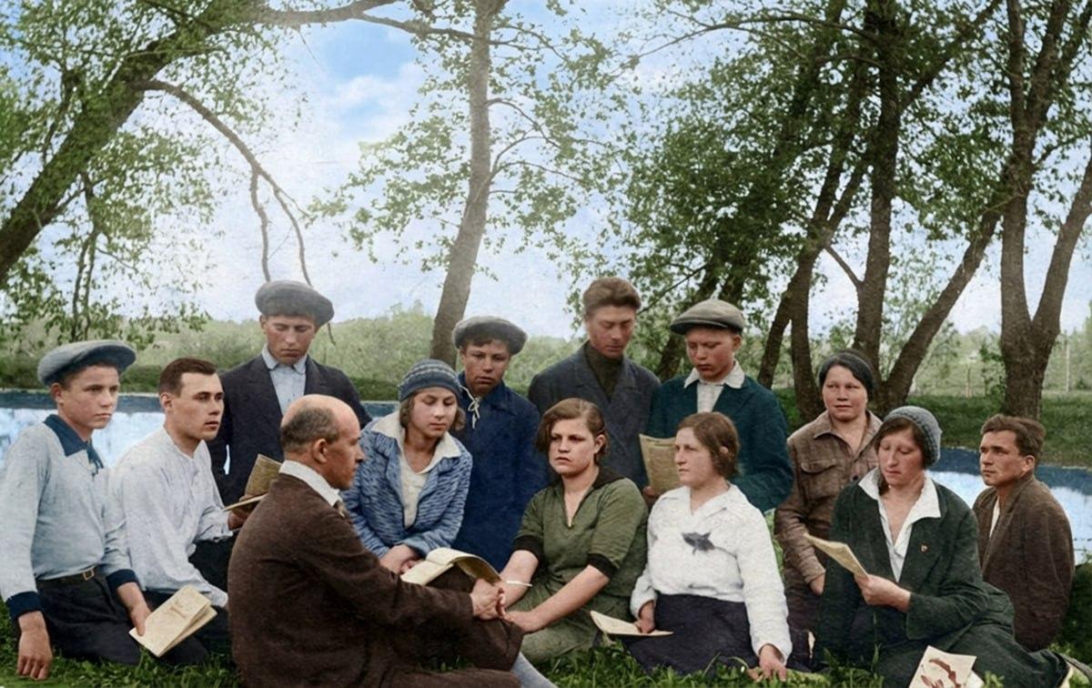 Комсомольцы Карбюраторстроя на политзанятиях. 1933 год | Источник: фотофонд Самарского госархива социально-политической истории