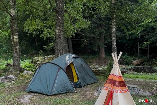 Наш лагерь: сзади палаток — дикий лес и горы, куда приходилось ходить вместо туалета. | Источник: Габриелла Захарова / 26.RU