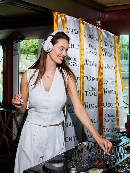 DJ Adelais