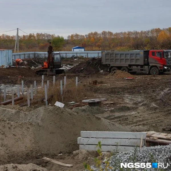 Не верится, что здесь должны быть газоны, тротуары и лавочки | Источник: Евгений Софийчук / NGS55.RU