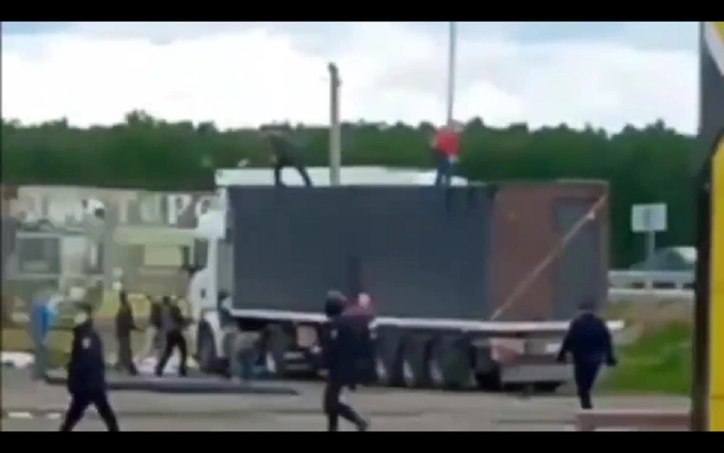 Несколько человек пытались блокировать дроны, вылетающие с крыши фуры в Иркутской области | Источник: соцсети