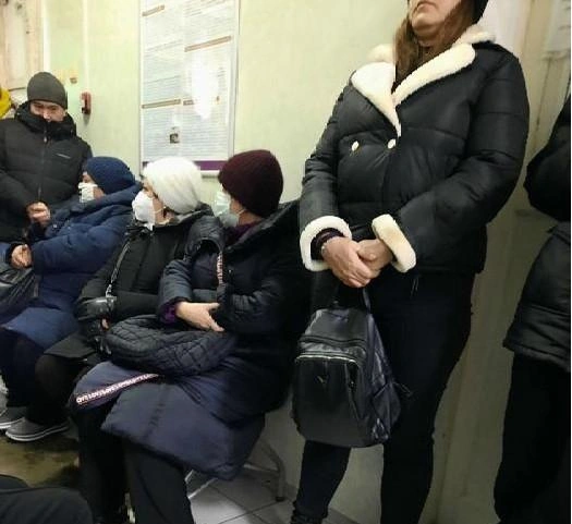 Проведенные в очереди часы крайне негативно сказались на здоровье пожилой женщины | Источник: читатели V1.RU