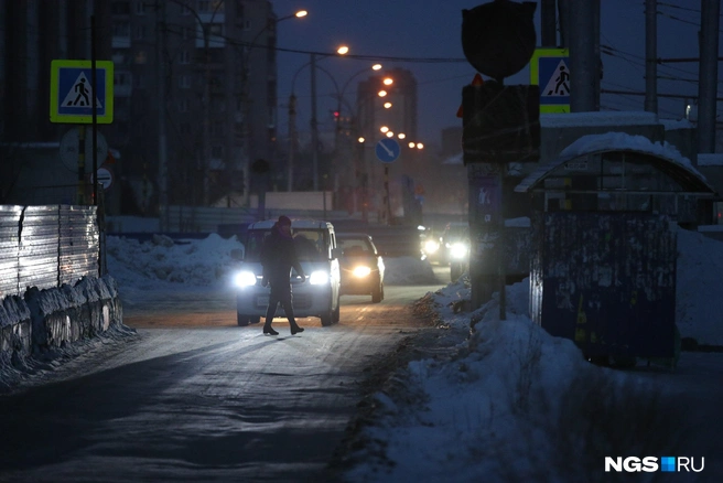 Улица Широкая перекрыта от Троллейной до площади Труда | Источник: Андрей Бортко / NGS.RU