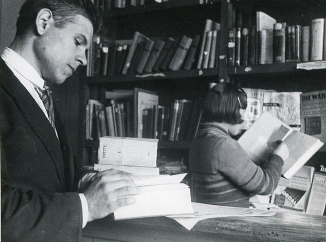 1936 год. Конструктор тракторного завода Н.&nbsp;А.&nbsp;Мурзиков листает справочник для инженеров Hütte в заводской библиотеке | Источник: фонды ОГАЧО 