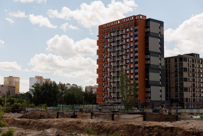 Комплекс из двух домов переменной этажности находится в Зареке. Это первый и пока единственный в городе арендный дом | Источник: Ирина Шарова / 72.RU 