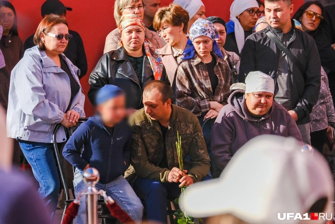 Сын Юлая не сводил взгляда с гроба | Источник: Булат Салихов / UFA1.RU