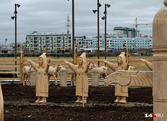 Деревянные человечки, встречающие солнце | Источник: Ольга Донская / 14.RU