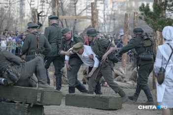 Одного из пленных били ногами и валяли в грязи | Источник: Олег Фёдоров / CHITA.RU