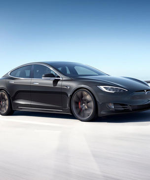 Tesla улучшила динамику своих автомобилей через Сеть