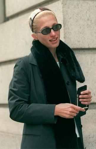 Культовый ободок Кэролин Бессетт-Кеннеди: как носить главный аксессуар весны из 90-х