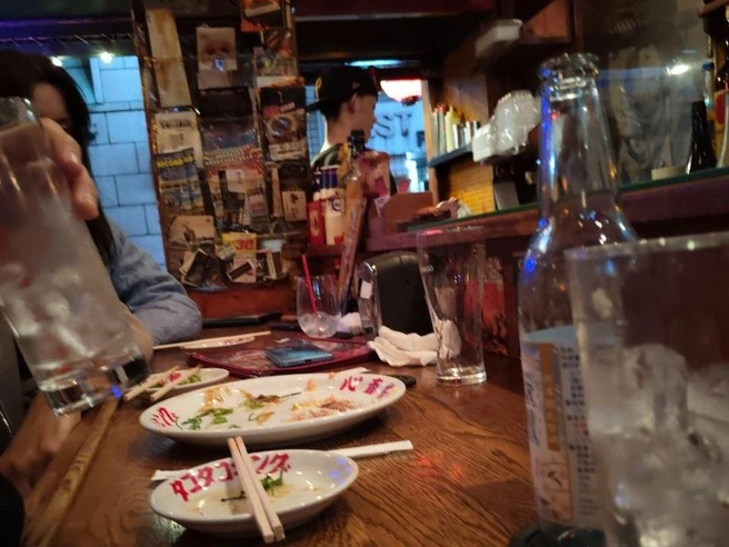 В японских заведениях в маленьких городах обычно или едят, или пьют. В первом случае заведение будет специализироваться на каком-то одном блюде (например в раменной будут готовить разнообразные рамены, но и только), во втором на закуску к разнообразному алкоголю предложат разве что чипсы из батата. Здесь новосибирские туристы попробовали окономияки — капустные блинчики с разнообразными начинками | Источник: Полина Захарова