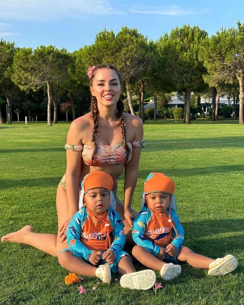 Юлия Ефременкова с сыновьями | www.starhit.ru