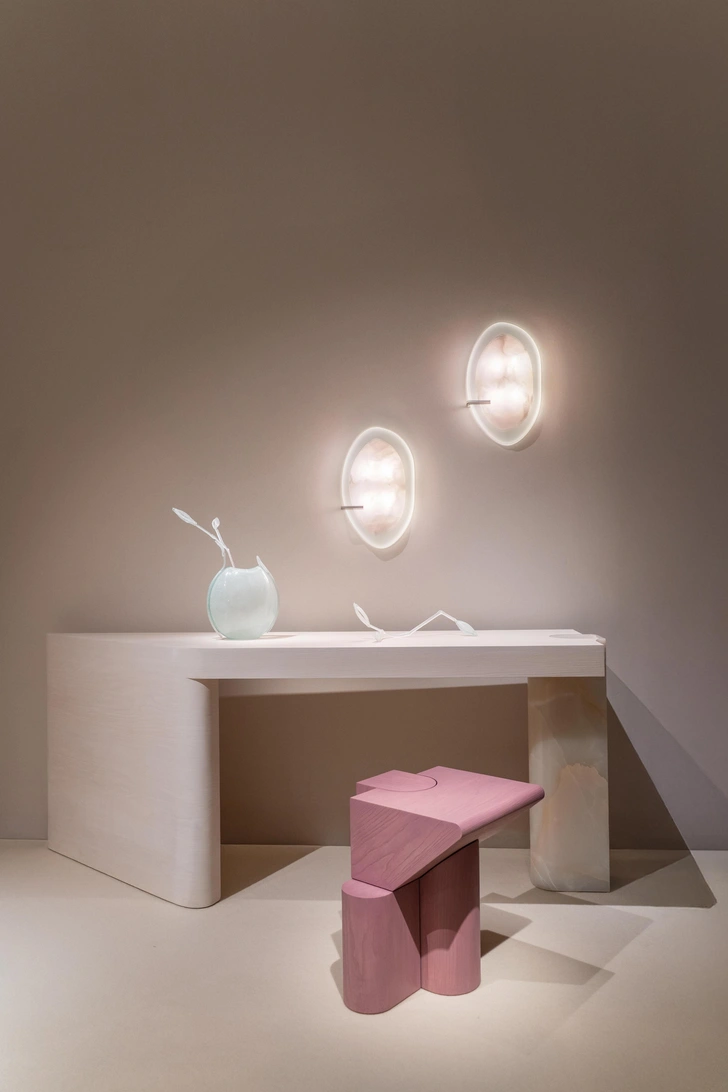 На стене световые скульптуры La Lune Арианы Ахмад. Консоль и столик Шарля Калпакиана. Стеклянные объекты Ксении Брейво. | Источник: Элиза Гарбарино