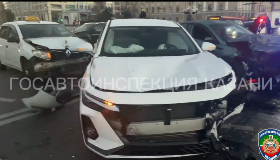 На перекрестке у Булака произошло массовое ДТП