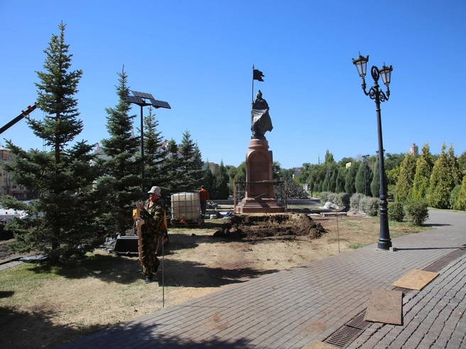 Вокруг памятника рабочие налаживают полив и укладывают грунт | Источник: Константин Завриков / V1.RU